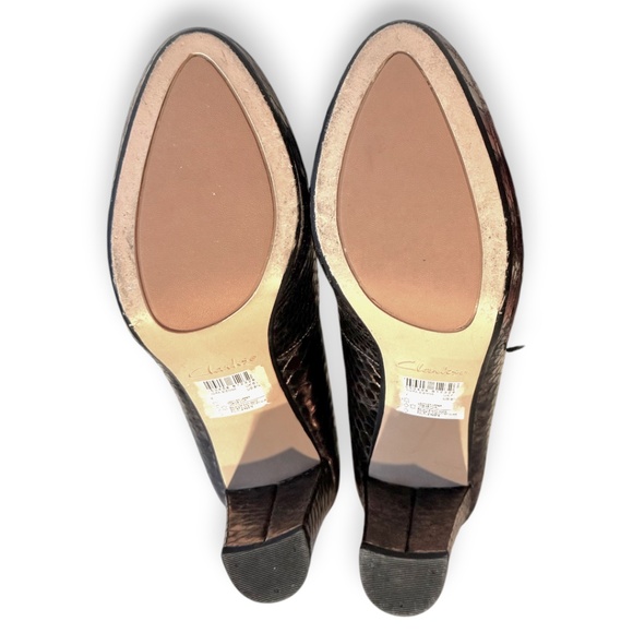 CLARKS Bronze textured leather platform pumps block heel size 8.5 - Picture 7 of 12